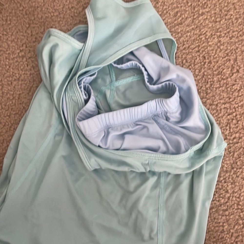 Workout top - Picture 2 of 3